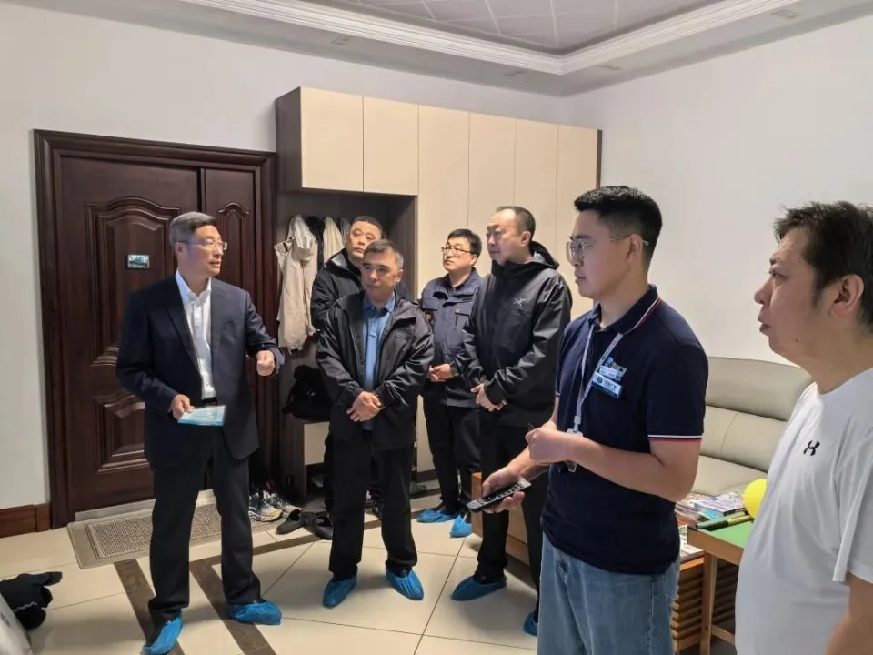 中国广电总经理张文晨深入基层，亲授机顶盒功能细节
